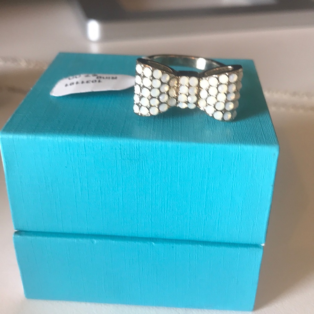 Very pretty gold and white bow ring